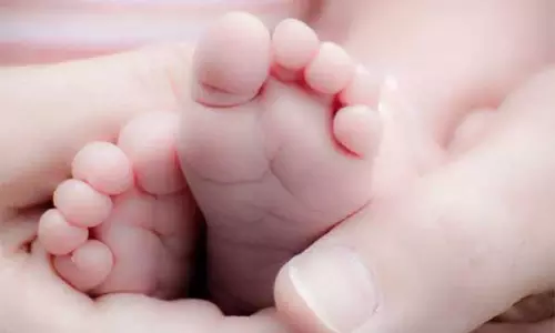 தலையில் செங்கல் விழுந்து 8 மாத குழந்தை சாவு தலையில் செங்கல் விழுந்து 8 மாத குழந்தை சாவு