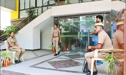 ஆர்த்தி ஸ்கேன் மையத்தில் வருமான வரித்துறை அதிகாரிகள் 2-வது நாளாக சோதனை ஆர்த்தி ஸ்கேன் மையத்தில் வருமான வரித்துறை அதிகாரிகள் 2-வது நாளாக சோதனை