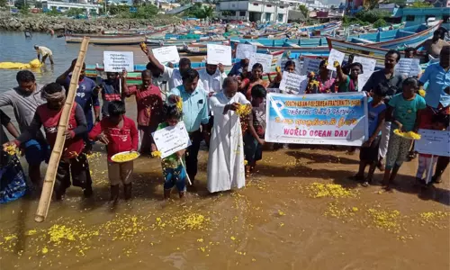 குளச்சலில் உலக பெருங்கடல் தினம்; கடல் அன்னைக்கு மலர் தூவி மரியாதை