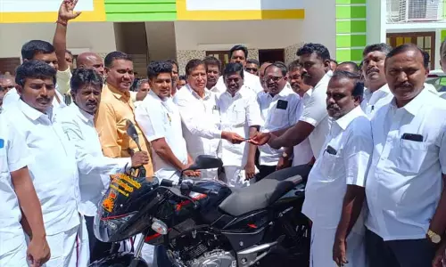 நெஞ்சுக்கு நீதி திரைப்படம் பார்த்த ரசிகருக்கு மோட்டார் சைக்கிள் பரிசு...!