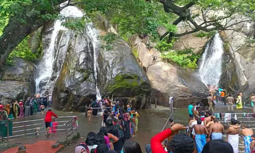 குற்றாலம் ஐந்தருவியில் சுற்றுலா பயணிகள் உற்சாக குளியல்; விரைவில் சீசன் தொடங்க வாய்ப்பு