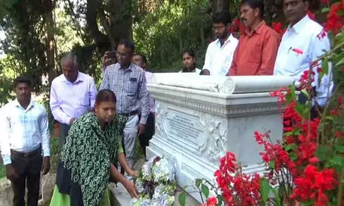ஊட்டி தாவரவியல் பூங்காவை கட்டமைத்த மெக் ஐவரின் 146-வது நினைவு தினம் அனுசரிப்பு ஊட்டி தாவரவியல் பூங்காவை கட்டமைத்த மெக் ஐவரின் 146-வது நினைவு தினம் அனுசரிப்பு