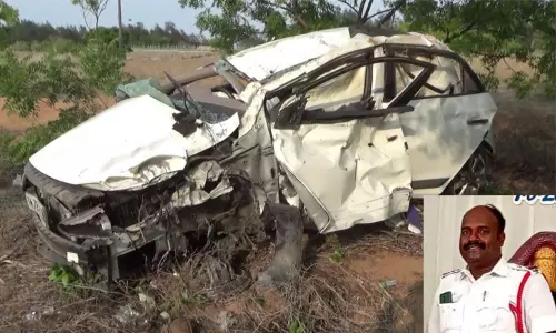 மாமல்லபுரம் அருகே டயர் வெடித்து சாலையோர கல்லில் மோதிய கார் - போக்குவரத்து போலீஸ் சப்-இன்ஸ்பெக்டர் பலி மாமல்லபுரம் அருகே டயர் வெடித்து சாலையோர கல்லில் மோதிய கார் - போக்குவரத்து போலீஸ் சப்-இன்ஸ்பெக்டர் பலி