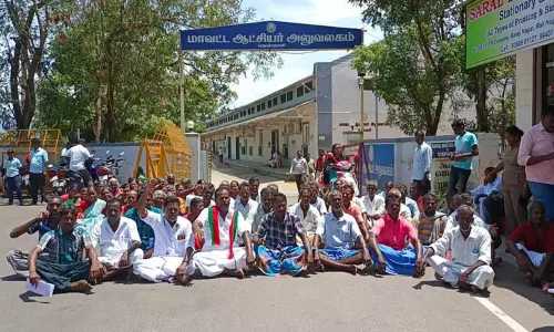 தென்காசி கலெக்டர் அலுவலகம் முன்பு பொதுமக்கள் போராட்டம் தென்காசி கலெக்டர் அலுவலகம் முன்பு பொதுமக்கள் போராட்டம்