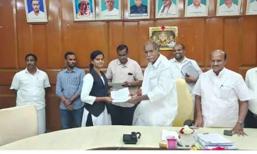 பயிற்சி பெற்ற 10 இளம் வக்கீல்களுக்கு ஆணை பயிற்சி பெற்ற 10 இளம் வக்கீல்களுக்கு ஆணை