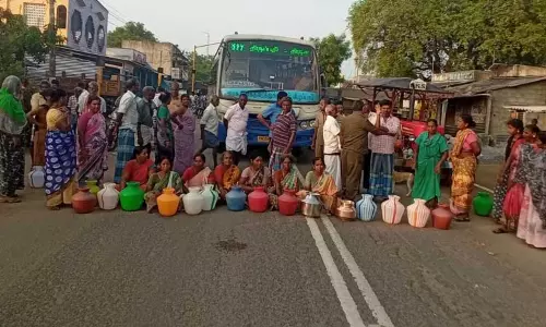 குடிநீர் கேட்டு காலி குடங்களுடன் பொதுமக்கள் சாலை மறியல் குடிநீர் கேட்டு காலி குடங்களுடன் பொதுமக்கள் சாலை மறியல்