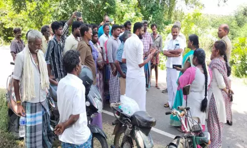 இறந்தவர் உடலுடன் பொதுமக்கள் போராட்டம்