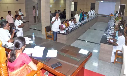 சாலை தடுப்புகளில் நோட்டீஸ் ஒட்டினால் நடவடிக்கை