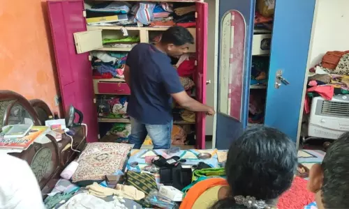 பூட்டியிருந்த வீட்டை உடைத்து 53 பவுன் தங்கநகை கொள்ளை - மர்ம நபர்கள் கைவரிசை