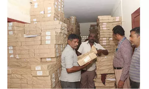 பள்ளிகளுக்கு நோட்டு, புத்தகங்கள் அனுப்பும் பணி தொடங்கியது பள்ளிகளுக்கு நோட்டு, புத்தகங்கள் அனுப்பும் பணி தொடங்கியது