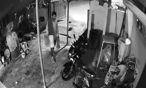 வீட்டு வளாகத்தில் புகுந்து நோட்டமிட்ட மர்ம நபர்