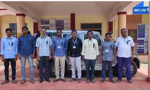 கோபி வட்டார போக்குவரத்து அலுவலகத்தில்  கருப்பு பேட்ஜ் அணிந்து பணியாளர்கள் போராட்டம்