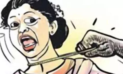கடைக்குள் புகுந்து கத்திமுனையில் பெண்ணிடம் 10 பவுன் சங்கிலி பறிப்பு கடைக்குள் புகுந்து கத்திமுனையில் பெண்ணிடம் 10 பவுன் சங்கிலி பறிப்பு