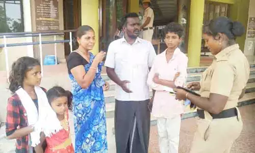 பெரம்பலூர் கலெக்டர் அலுவலகத்தில் தீக்குளிக்கவந்த குடும்பத்தினரால் பரபரப்பு பெரம்பலூர் கலெக்டர் அலுவலகத்தில் தீக்குளிக்கவந்த குடும்பத்தினரால் பரபரப்பு
