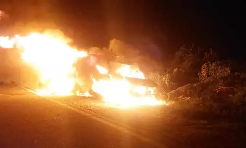 ஓடும் காரில் திடீர் தீ ஓடும் காரில் திடீர் தீ