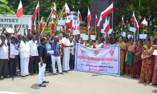 நாமக்கல் மாவட்டத்தில் 2-வது நாளாக வேலைநிறுத்தம்: ரேஷன் கடை பணியாளர்கள் ஆர்ப்பாட்டம் நாமக்கல் மாவட்டத்தில் 2-வது நாளாக வேலைநிறுத்தம்: ரேஷன் கடை பணியாளர்கள் ஆர்ப்பாட்டம்