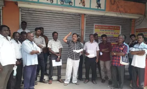 சம்பள உயர்வு கேட்டு இன்சூரன்ஸ் ஊழியர்கள் பணி புறக்கணிப்பு சம்பள உயர்வு கேட்டு இன்சூரன்ஸ் ஊழியர்கள் பணி புறக்கணிப்பு