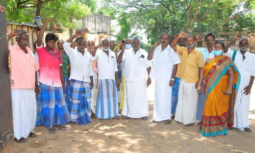 கன்னிவாடியில் வனச்சரக அலுவலகத்தை பொதுமக்கள் முற்றுகை கன்னிவாடியில் வனச்சரக அலுவலகத்தை பொதுமக்கள் முற்றுகை