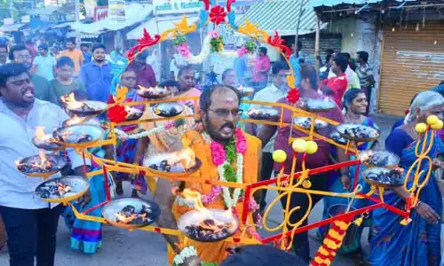 ஆயிரக்கணக்கான பக்தர்கள் அக்னி சட்டி எடுத்து வந்தனர்