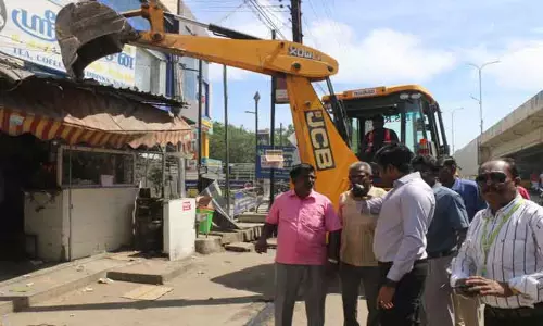 நெல்லையில் சாலையோர ஆக்கிரமிப்புகள் அகற்றம் நெல்லையில் சாலையோர ஆக்கிரமிப்புகள் அகற்றம்