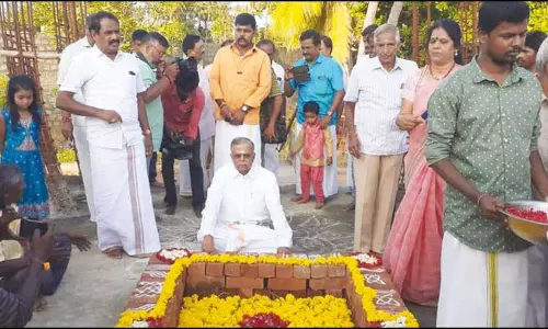 ராம.கோபாலன் சமாதியில் தேம்பி அழுத கவர்னர் இல.கணேசன்