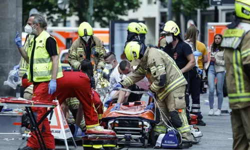 ஜெர்மனி: சாலையோரம் நின்றுகொண்டிருந்த பள்ளி மாணவர்கள் மீது கார் மோதல் - ஆசிரியை பலி