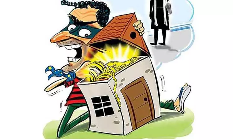 குருசடியில் பூட்டை உடைத்து உண்டியல் பணம் கொள்ளை குருசடியில் பூட்டை உடைத்து உண்டியல் பணம் கொள்ளை