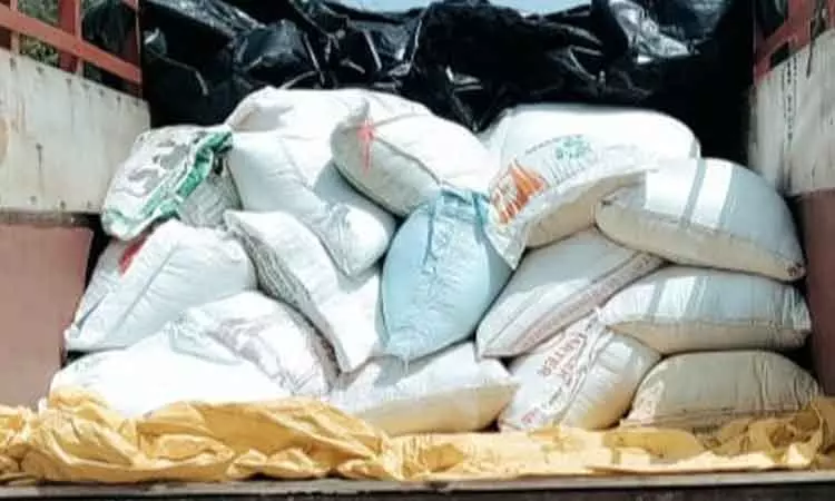 காரிமங்கலம் அருகே  வேனில் கடத்த முயன்ற 3 டன் ரேஷன் அரிசி பறிமுதல்