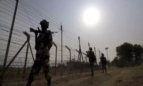 சர்வதேச எல்லை பகுதியில் அத்துமீறி பறந்த ஆளில்லா விமானம்; காஷ்மீரில் பரபரப்பு சர்வதேச எல்லை பகுதியில் அத்துமீறி பறந்த ஆளில்லா விமானம்; காஷ்மீரில் பரபரப்பு