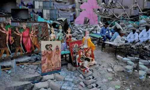 பாகிஸ்தான் கராச்சியில் இந்து கோவில்கள் சேதப்படுத்தப்பட்டு, சிலைகள் அழிப்பு