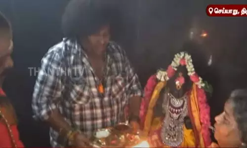 சொந்த கிராமத்தில் உள்ள கோவில் கும்பாபிஷேக விழாவில் பங்கேற்ற யோகி பாபு சொந்த கிராமத்தில் உள்ள கோவில் கும்பாபிஷேக விழாவில் பங்கேற்ற யோகி பாபு