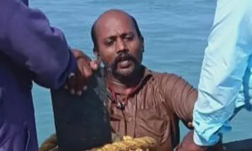 கடலில் குதித்த ஆட்டோ டிரைவர் உயிருடன் மீட்பு கடலில் குதித்த ஆட்டோ டிரைவர் உயிருடன் மீட்பு