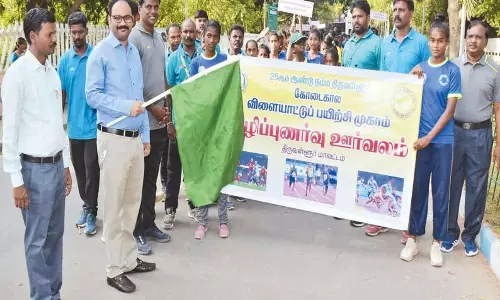 கோடைகால விளையாட்டு பயிற்சி முகாம் விழிப்புணர்வு பேரணியை தொடங்கிவைத்த திருவள்ளுர் கலெக்டர் கோடைகால விளையாட்டு பயிற்சி முகாம் விழிப்புணர்வு பேரணியை தொடங்கிவைத்த திருவள்ளுர் கலெக்டர்