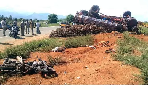 ஆண்டிப்பட்டி அருகே ேமாட்டார் சைக்கிள் மீது லாரி மோதல்; பூ வியாபாரி உள்பட 2 பேர் பலி ஆண்டிப்பட்டி அருகே ேமாட்டார் சைக்கிள் மீது லாரி மோதல்; பூ வியாபாரி உள்பட 2 பேர் பலி
