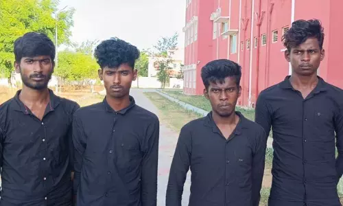 மளிகை கடையில் திருடிய 4 வாலிபர்கள் சிக்கினர்