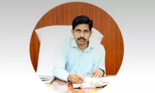 கலெக்டர் பெயரில் வாட்ஸ்-அப் குறுஞ்செய்தி அனுப்பி பண மோசடி கலெக்டர் பெயரில் வாட்ஸ்-அப் குறுஞ்செய்தி அனுப்பி பண மோசடி