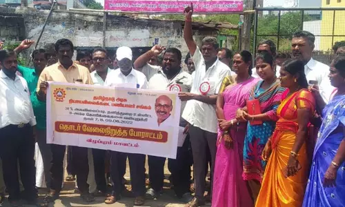 ரேஷன் கடை பணியாளர்கள் போராட்டம்