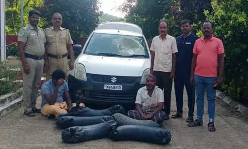 காரில் கடத்திய 150 லிட்டர் சாராயம் பறிமுதல்