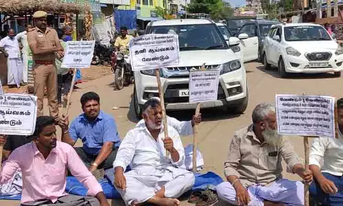 கறம்பக்குடியில் முஸ்லிம் முன்னேற்ற கழகத்தினர் சாலை மறியல் கறம்பக்குடியில் முஸ்லிம் முன்னேற்ற கழகத்தினர் சாலை மறியல்