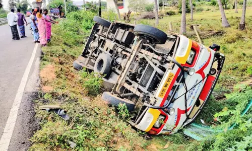 சாலையோர பள்ளத்தில் வேன் கவிழ்ந்து விபத்து - 20 பேர் படுகாயம் சாலையோர பள்ளத்தில் வேன் கவிழ்ந்து விபத்து - 20 பேர் படுகாயம்