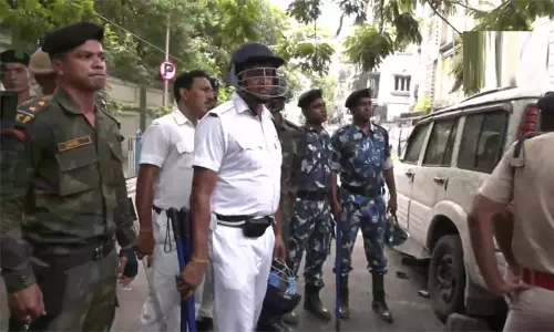 மே.வங்காளம்: வெளிநாட்டு தூதரகம் அருகே துப்பாக்கிச்சூடு - பெண் பலி; தாக்குதல் நடத்திய போலீஸ் துப்பாக்கியால் சுட்டு தற்கொலை மே.வங்காளம்: வெளிநாட்டு தூதரகம் அருகே துப்பாக்கிச்சூடு - பெண் பலி; தாக்குதல் நடத்திய போலீஸ் துப்பாக்கியால் சுட்டு தற்கொலை