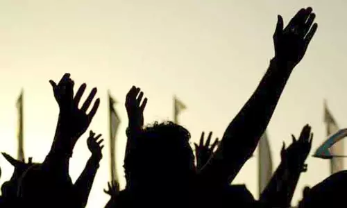 வீடுகளை அகற்றும் முடிவை கைவிடக்கோரி பொதுமக்கள் சாலை மறியல்