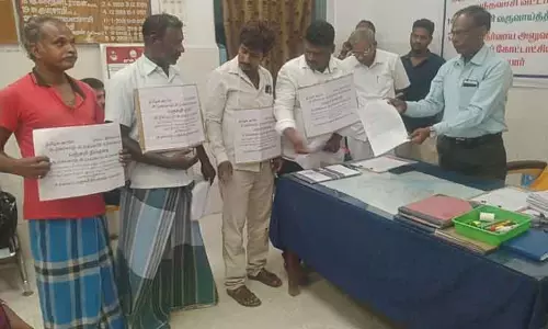 பஞ்சமி நிலத்தை மீட்கக்கோரி நூதன போராட்டம் பஞ்சமி நிலத்தை மீட்கக்கோரி நூதன போராட்டம்