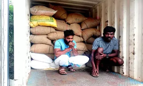 சரக்கு வாகனத்தில் 2.5 டன் ரேஷன் அரிசி கடத்த முயற்சி சரக்கு வாகனத்தில் 2.5 டன் ரேஷன் அரிசி கடத்த முயற்சி