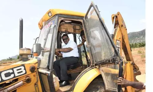 தேனி அருகே குளம் தூர்வாரும் பணி தேனி அருகே குளம் தூர்வாரும் பணி