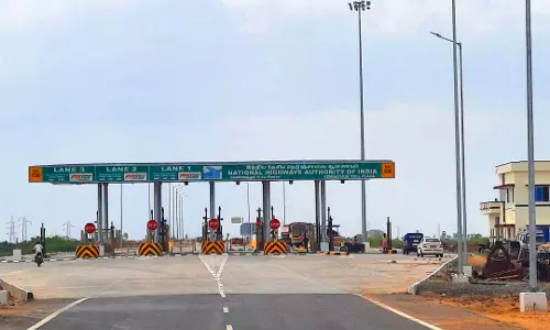 ராமநாதபுரம் - காரைக்குடி இடையே 2 சுங்கச்சாவடிகள் செயல்பட தொடங்கின