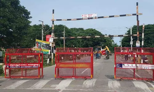 முன்னறிவிப்பின்றி ரெயில்வே கேட் மூடல்
