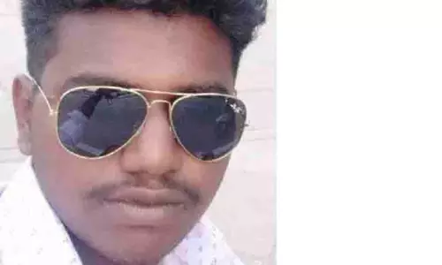 சரக்கு வேன்-கார் மோதல்; டிரைவர் பலி சரக்கு வேன்-கார் மோதல்; டிரைவர் பலி