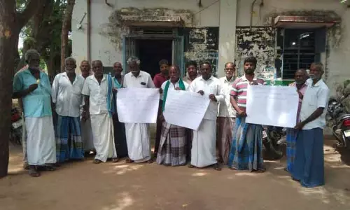 தொடக்க வேளாண்மை கூட்டுறவு வங்கியை விவசாயிகள் முற்றுகை தொடக்க வேளாண்மை கூட்டுறவு வங்கியை விவசாயிகள் முற்றுகை