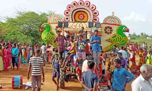 விமான நிலைய ஓடுதளத்தில் சுவாமியை ஊர்வலமாக கொண்டு சென்று பூஜை நடத்திய பக்தர்கள் விமான நிலைய ஓடுதளத்தில் சுவாமியை ஊர்வலமாக கொண்டு சென்று பூஜை நடத்திய பக்தர்கள்